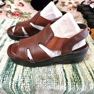 #457 Hush Puppies - Cognac Brown Wide Leather & Elastic Sandals- Size: 7.5 M